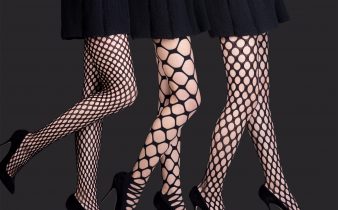Tre donne con esempi calze a rete eleganti