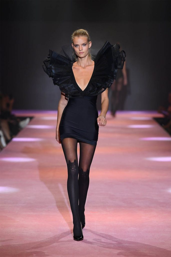 Modella in abito e calze nere sfila per calzedonia leg show 2017