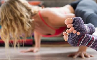 dettaglio calzino indossato da ragazza mentre fa yoga