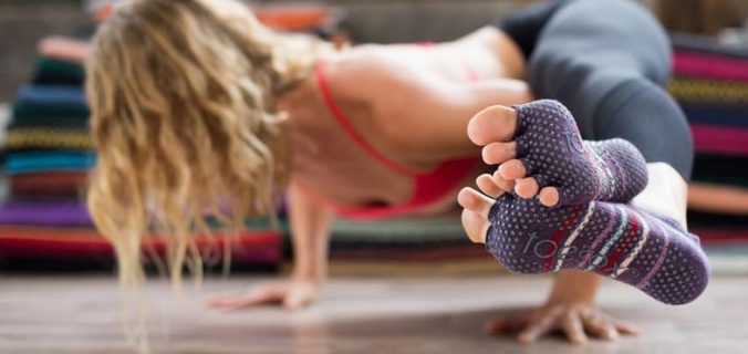 dettaglio calzino indossato da ragazza mentre fa yoga