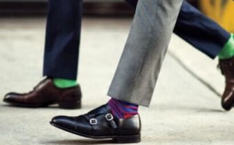 Uomo indossa calzature con calzino colorato